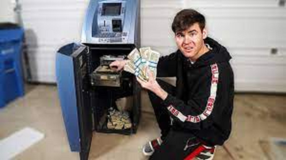 সস্তায় পুরনো এটিএম মেশিন কিনে ভেতরে মিললো লক্ষাধিক টাকা!