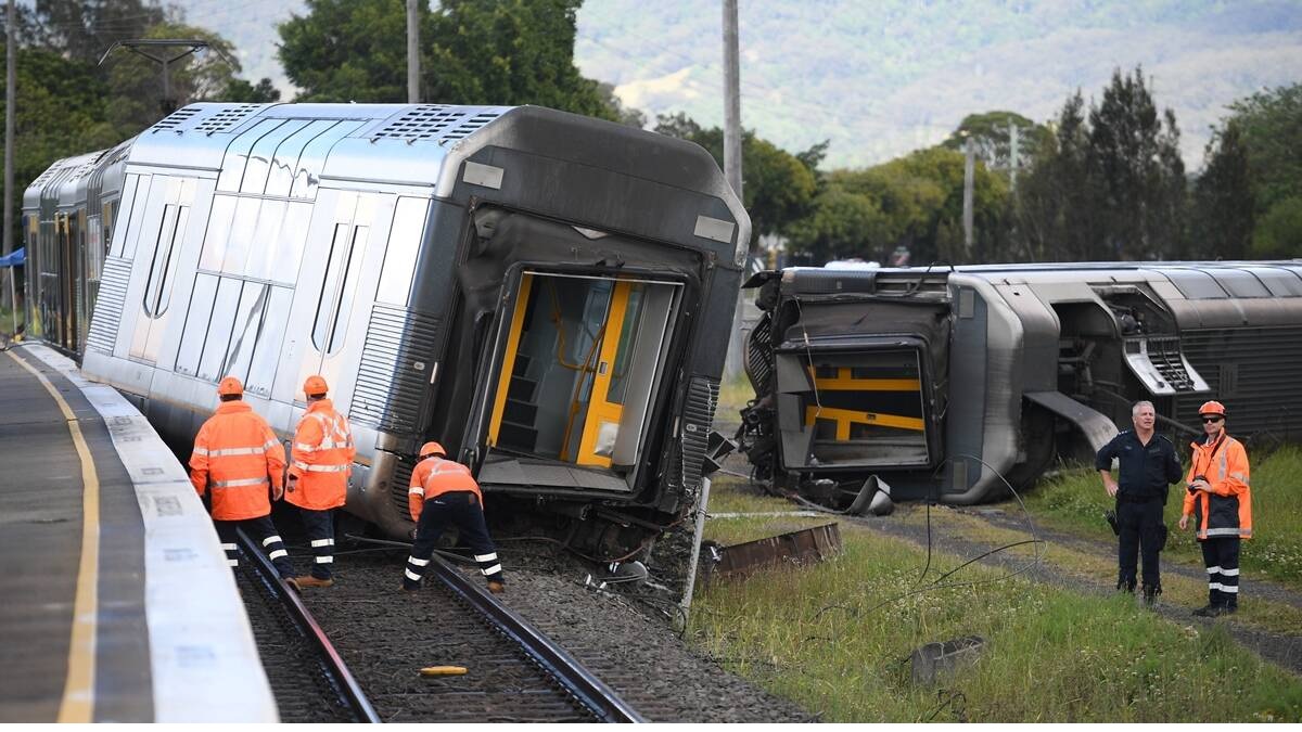 গাড়ির সাথে ধাক্কা লেগে উল্টে গেল ট্রেন