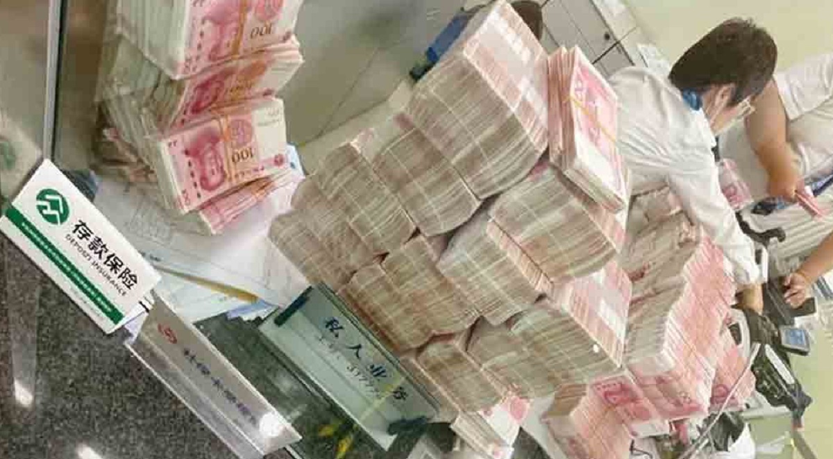 ব্যাংককর্মীর ওপর ক্ষোভ, সাড়ে ৫ কোটি টাকা তুলে গোনালেন চীনা ব্যবসায়ী!