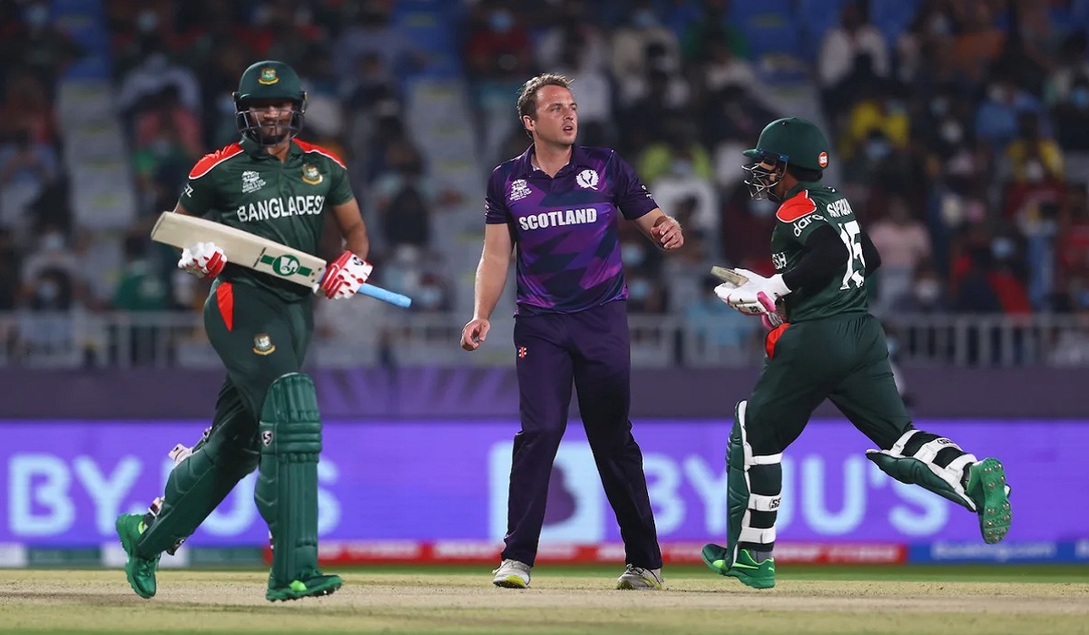 সাকিব-মুশফিক আউট; জটিল হচ্ছে রান-বলের সমীকরণ