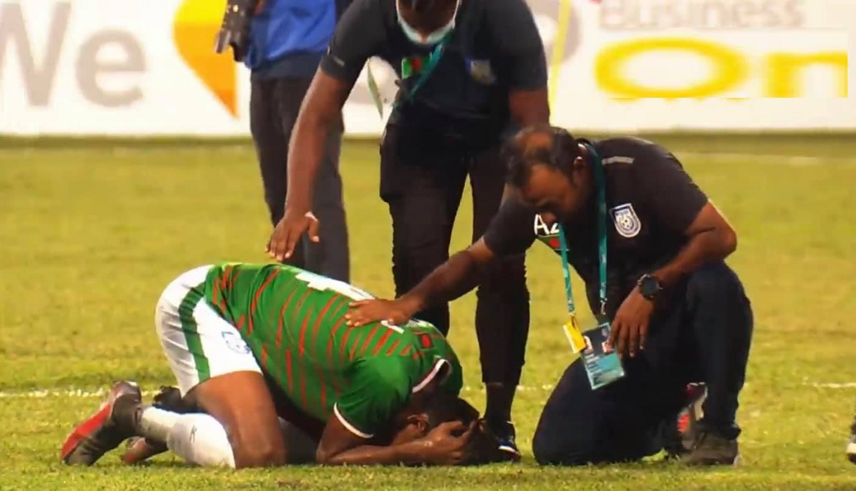 শেষ মুহূর্তের পেনাল্টিতে লাল-সবুজের স্বপ্নভঙ্গ