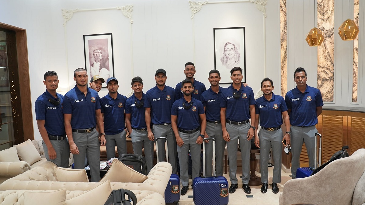 ঘূর্ণিঝড় উপেক্ষা করে ওমান পৌঁছলো বাংলাদেশ দল