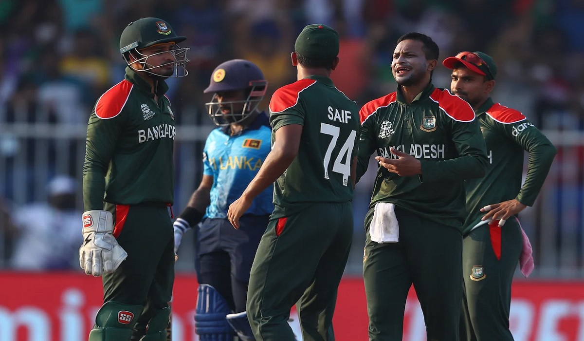 ২ ওভারে নেই ৩ উইকেট; ম্যাচের মোড় ঘুরিয়ে দিলেন সাকিব