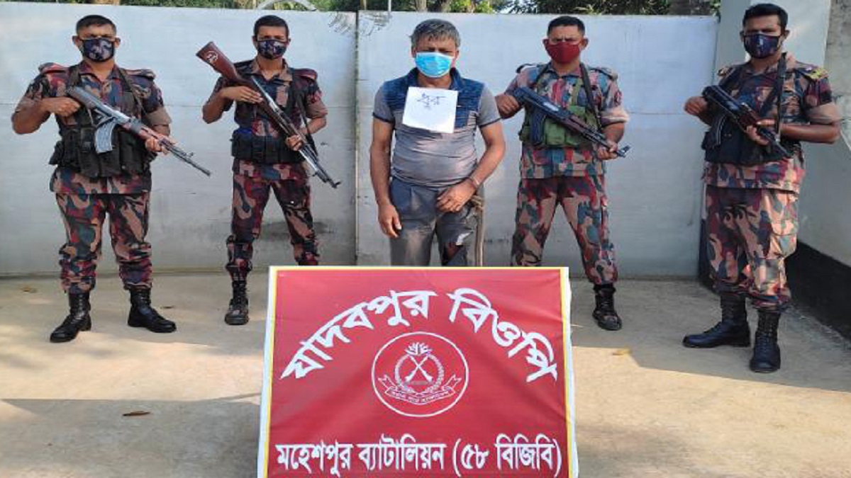 অবৈধভাবে সীমান্ত অতিক্রমকালে বিজিবির হাতে আটক ১