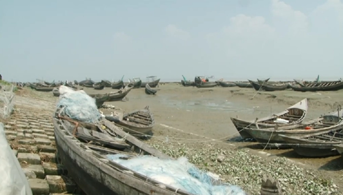 ঘরে পৌঁছেনি চাল, ঋণের দায়ে পালিয়ে বেড়াচ্ছেন জেলেরা