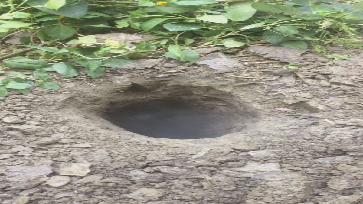 বগুড়ায় গর্ত থেকে বেরুচ্ছে ধোঁয়া, আতঙ্কে মসজিদে দোয়া মাহফিল