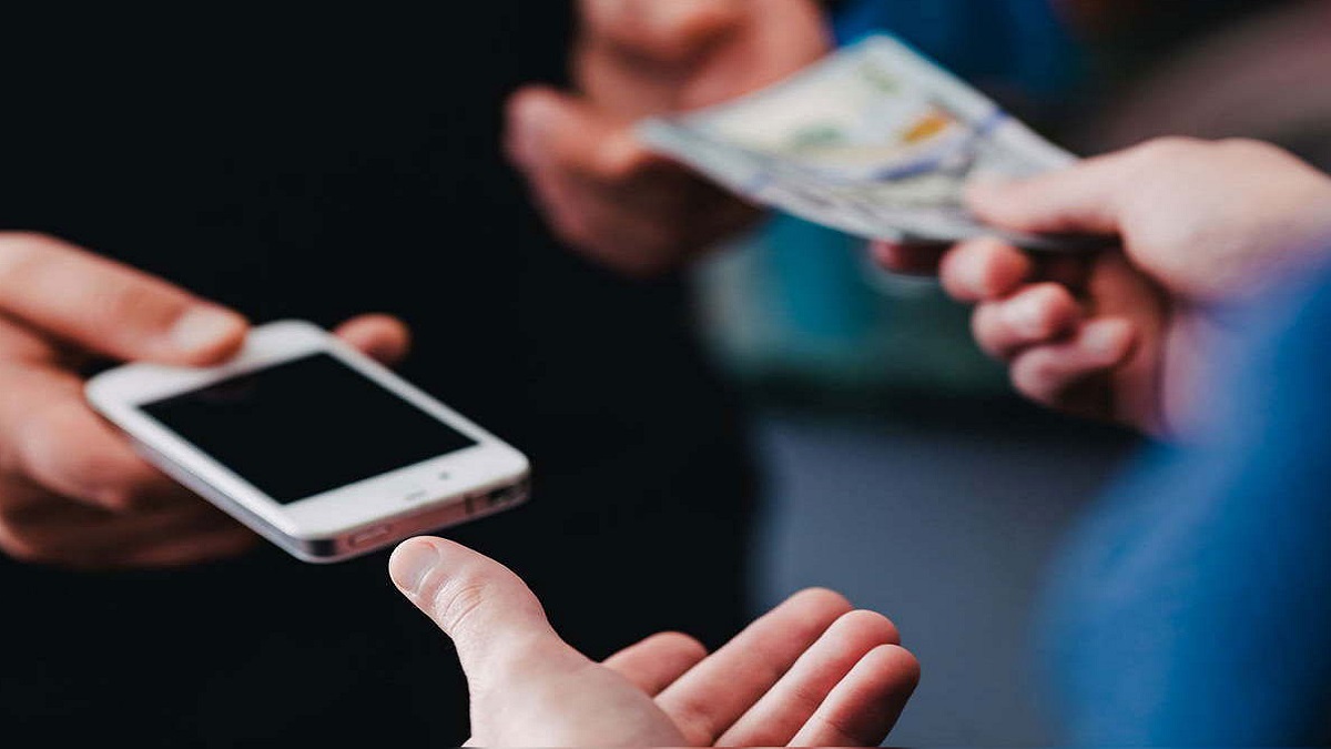 লাখ টাকায় স্ত্রীকে বিক্রি করে কিনলেন স্মার্টফোন!