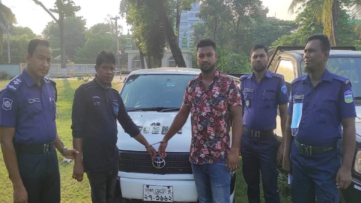 আখাউড়ায় ডিবি পুলিশ পরিচয়ে ছিনতাই, আটক ২