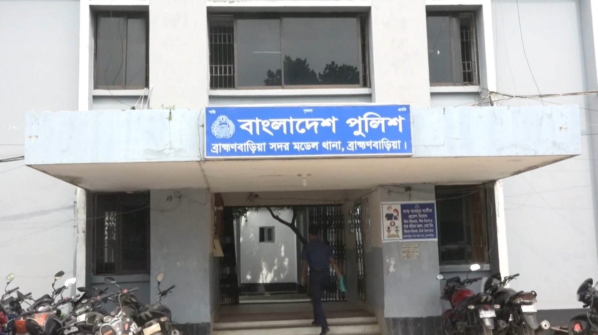 ফিল্মি স্টাইলে ছাত্রী অপহরণকারী সেই যুবককে পুলিশের কাছে হস্তান্তর