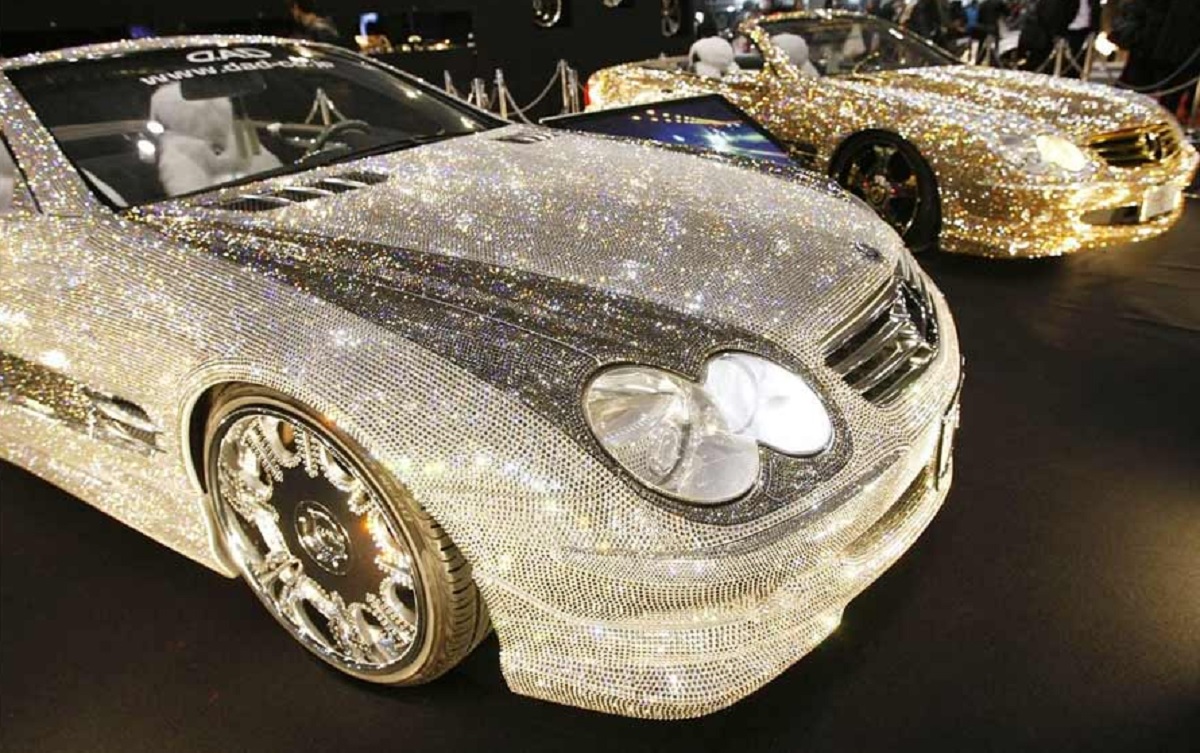 ‘হিরা’ দিয়ে মোড়ানো গাড়ি, ভুল করে ছুঁয়ে ফেললে গুনতে হবে লাখ টাকা!