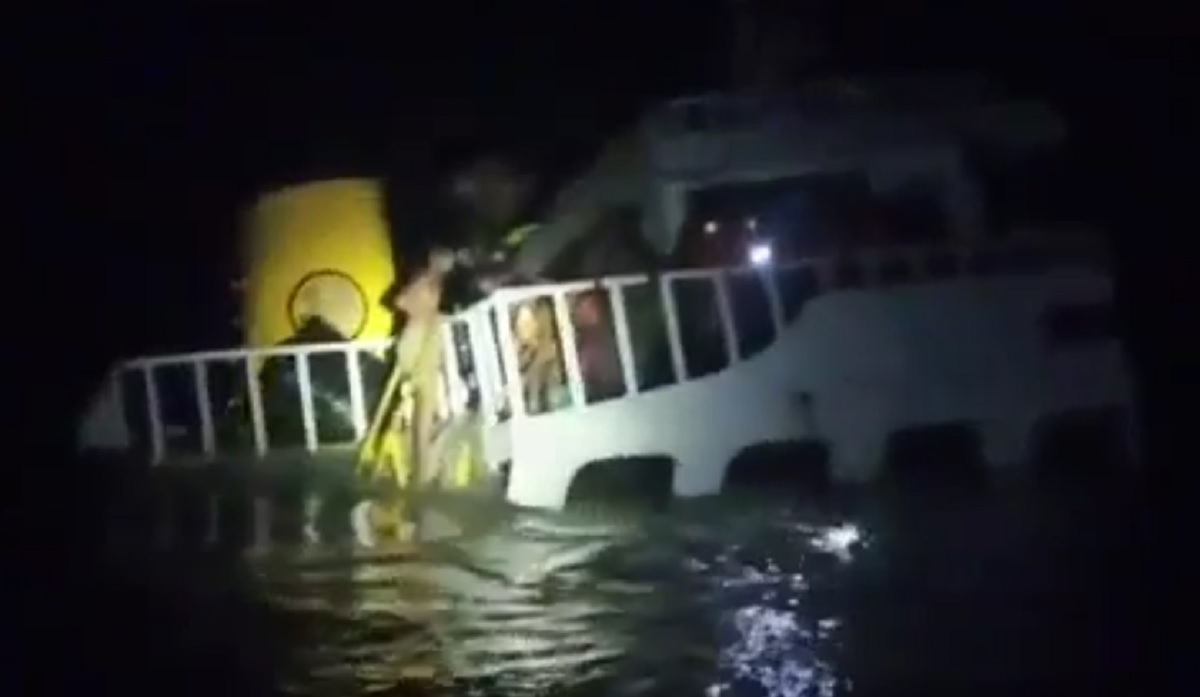 মোংলা বন্দরে আরকটি লাইটার জাহাজ ডুবি