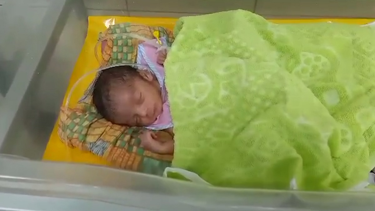 কলাপাতায় মুড়ে নবজাতকটিকে রাস্তায় ফেলে গেলো কারা?