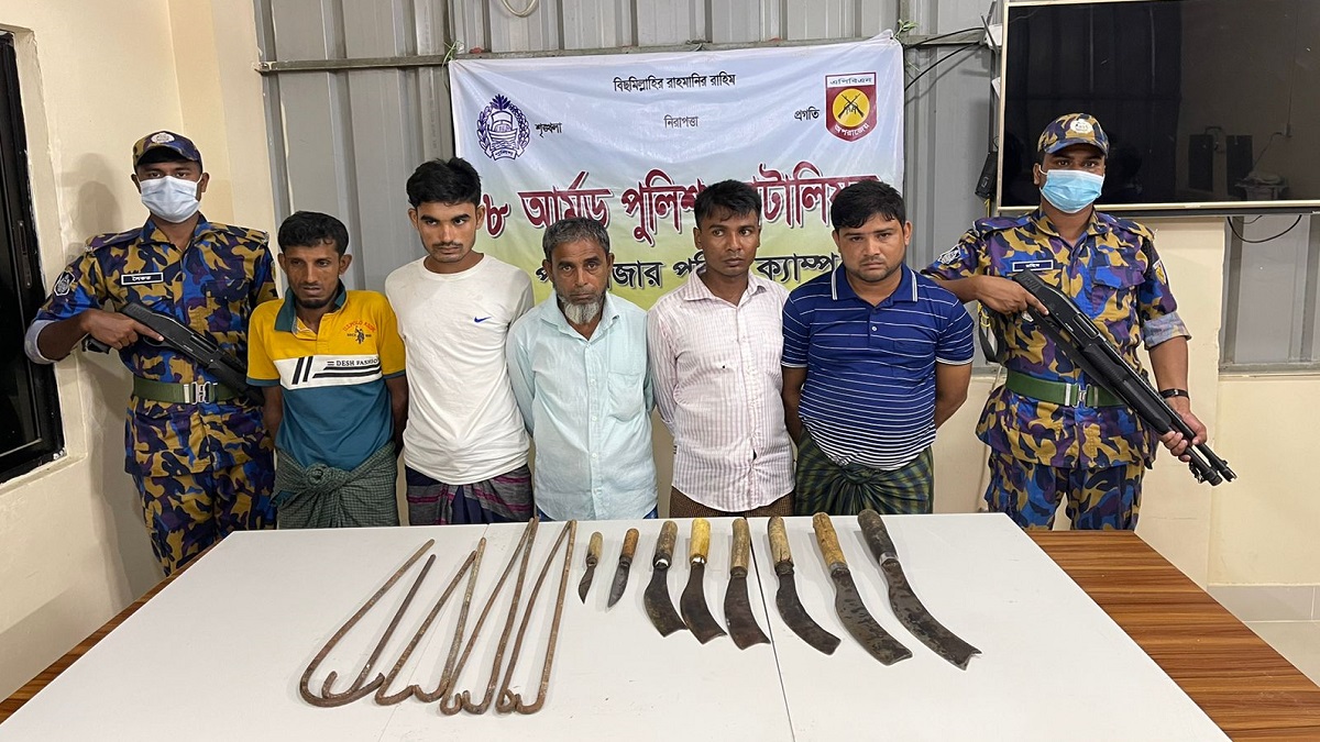 ডাকাতির প্রস্তুতি নেওয়ার সময় রোহিঙ্গা শিবির থেকে ৫ আরসা সদস্য আটক