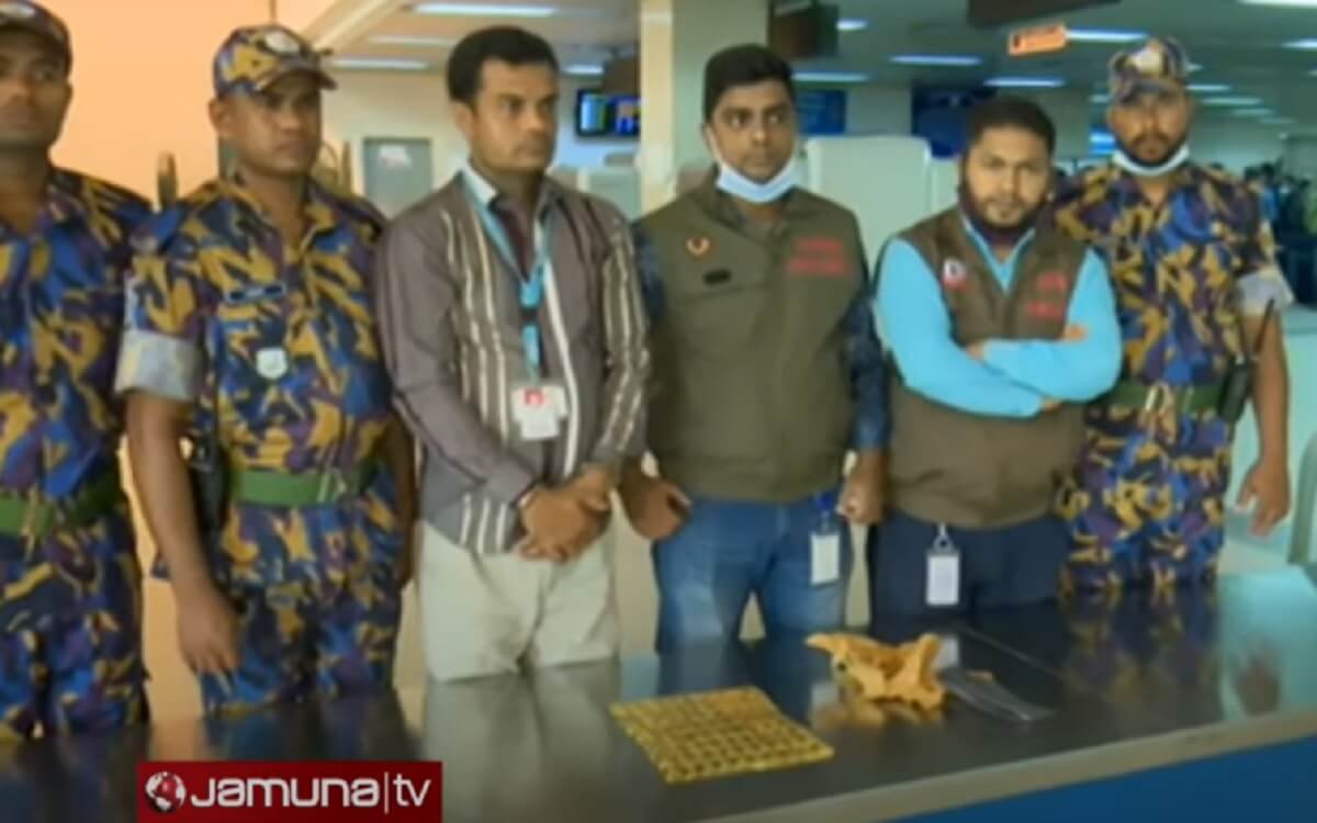 চট্টগ্রামে ৮০টি স্বর্ণের বারসহ সিভিল এভিয়েশনের কর্মচারী আটক