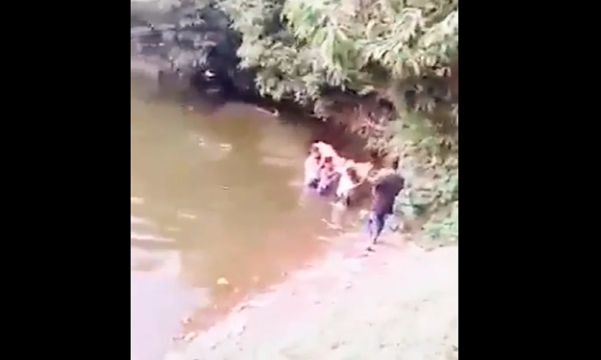 প্রতিবেশী রাস্তা না দেয়ায় পুকুর পেরিয়ে লাশ নেয়া হলো শ্মশানে (ভিডিও)