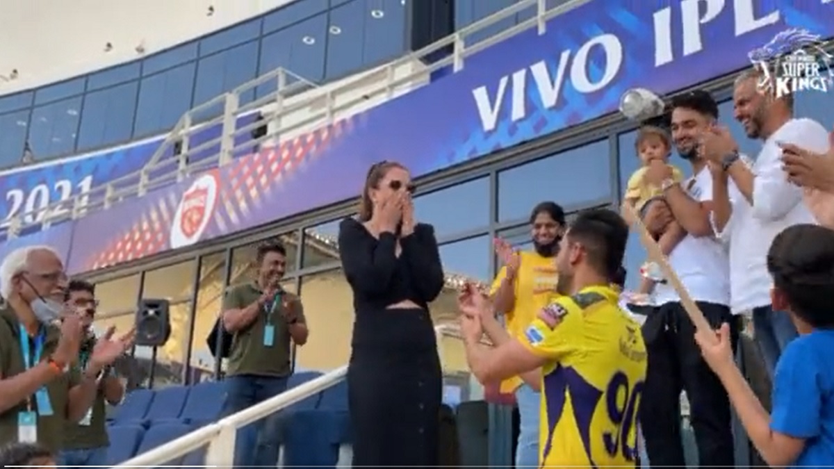 মাঠেই বান্ধবীকে বিয়ের প্রস্তাব চাহারের (ভিডিও)