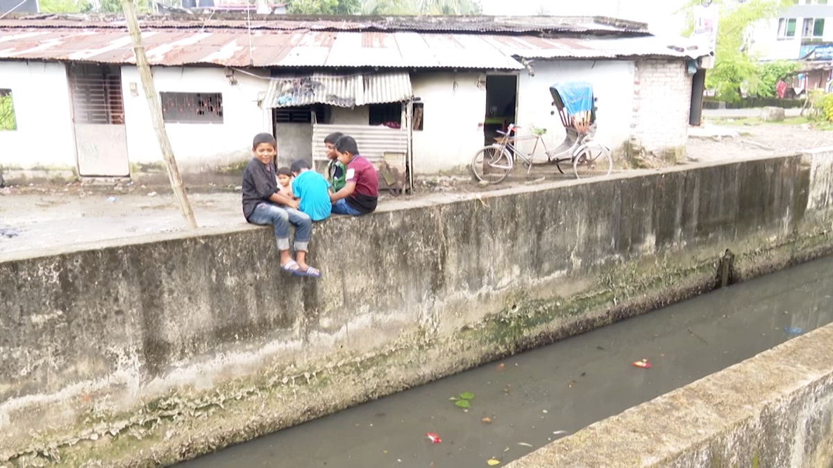 খুলনায় মাইলকে মাইল খোলা ড্রেন; কী বলছেন মেয়র?