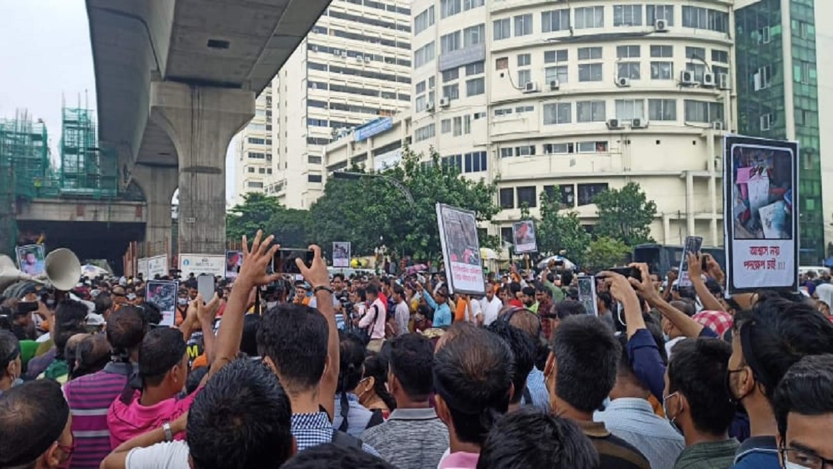 দেশে সাম্প্রদায়িক হামলার প্রতিবাদে ঢাবি শিক্ষার্থীদের বিক্ষোভ