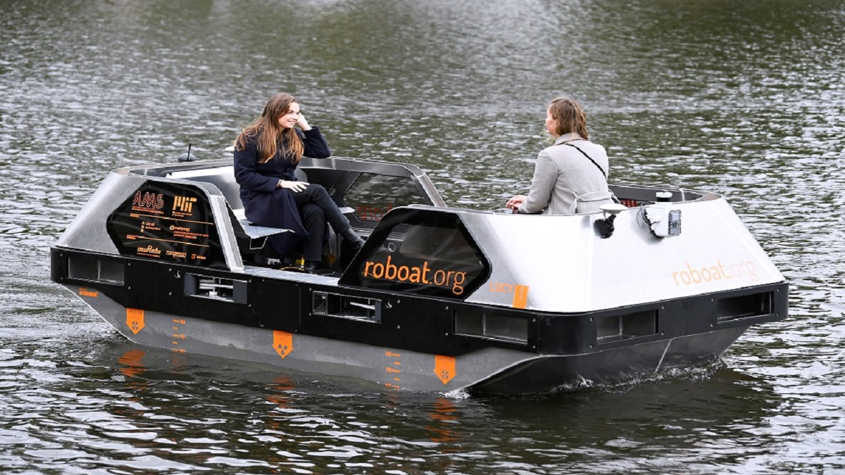 মাঝি ছাড়াই চলছে নৌকা, পৌঁছে দিচ্ছে গন্তব্যে