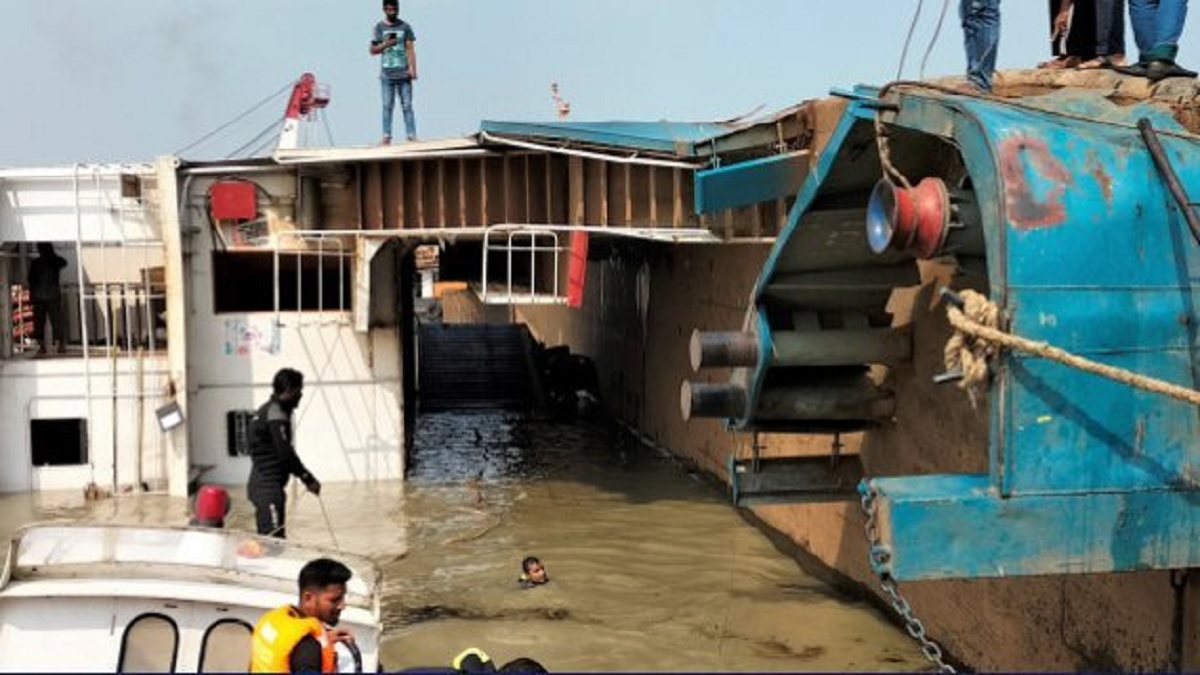 পাটুরিয়ায় যানবাহন নিয়ে ডুবে গেল ফেরি