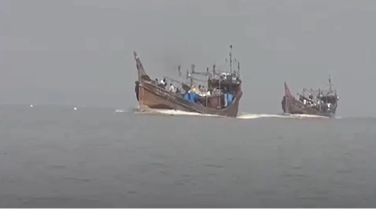 উপকূলে ফিরছেন চট্টগ্রামের জেলেরা