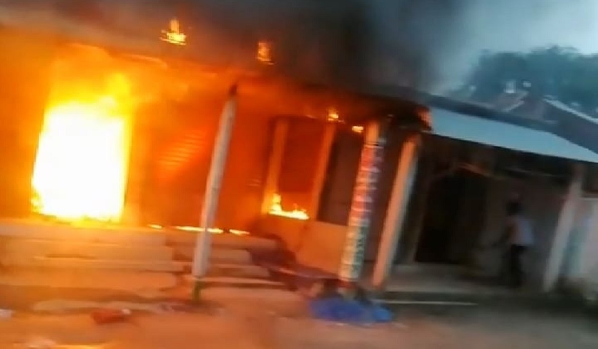 গাইবান্ধায় কাপড়ের দোকানে আগুন