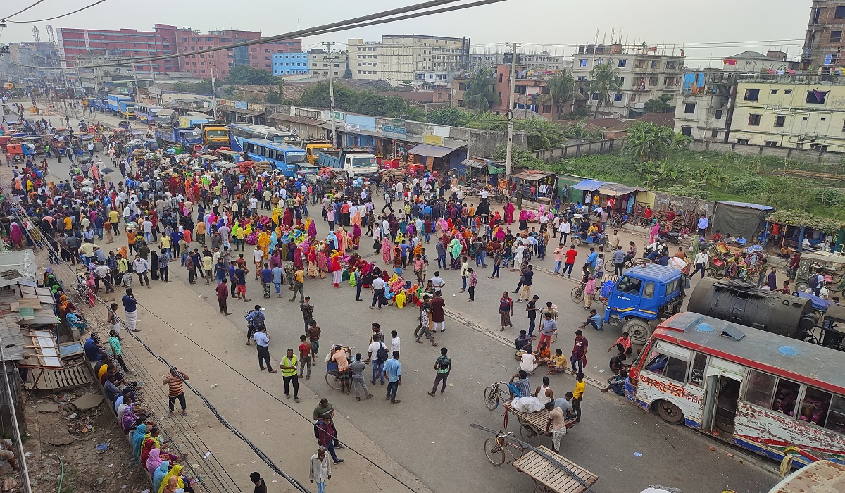 গাজীপুরে বেতনের দাবিতে শ্রমিকদের সড়ক অবরোধ