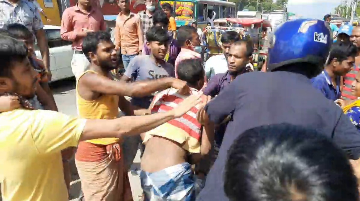 গাড়ি থামিয়ে টাকা ছিনতাই; গণধোলাই দিয়ে পুলিশে দিল পথচারীরা