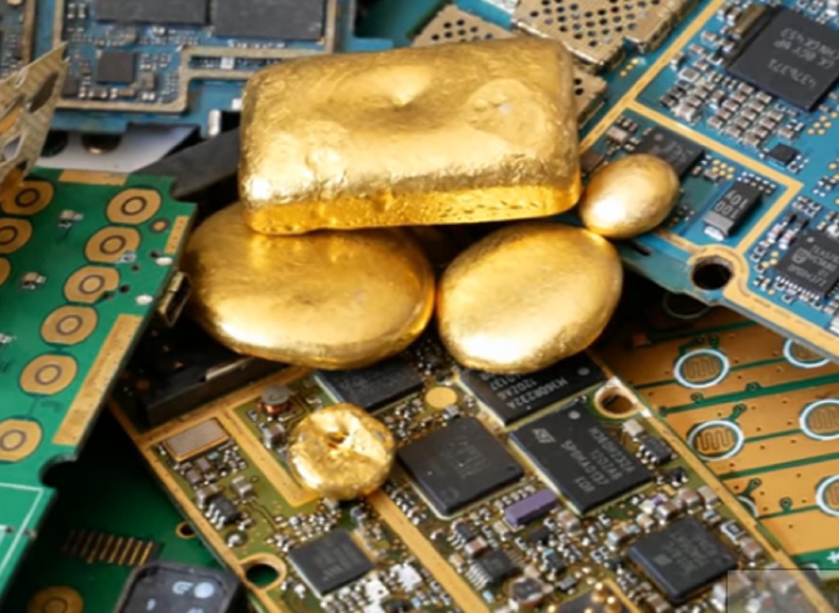 ফেলে দেয়া মোবাইল থেকে জমছে কোটি টাকার স্বর্ণ ব্যবসা