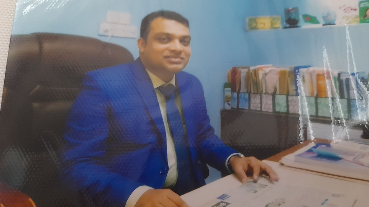 এসএসসি পাশ করেননি, পরিচয় দেন সচিব; লাখ টাকায় মেলে সাক্ষাৎ