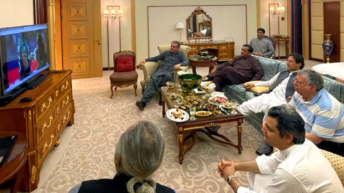 টিভিরুমে বসে পাকিস্তানের জয় উদযাপন করলেন পাক প্রধানমন্ত্রী ইমরান খান