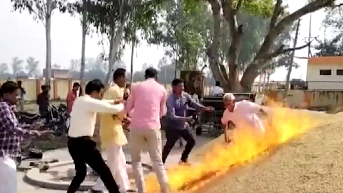 ন্যায্য দাম না পেয়ে ফসল পুড়িয়ে দিলেন কৃষক