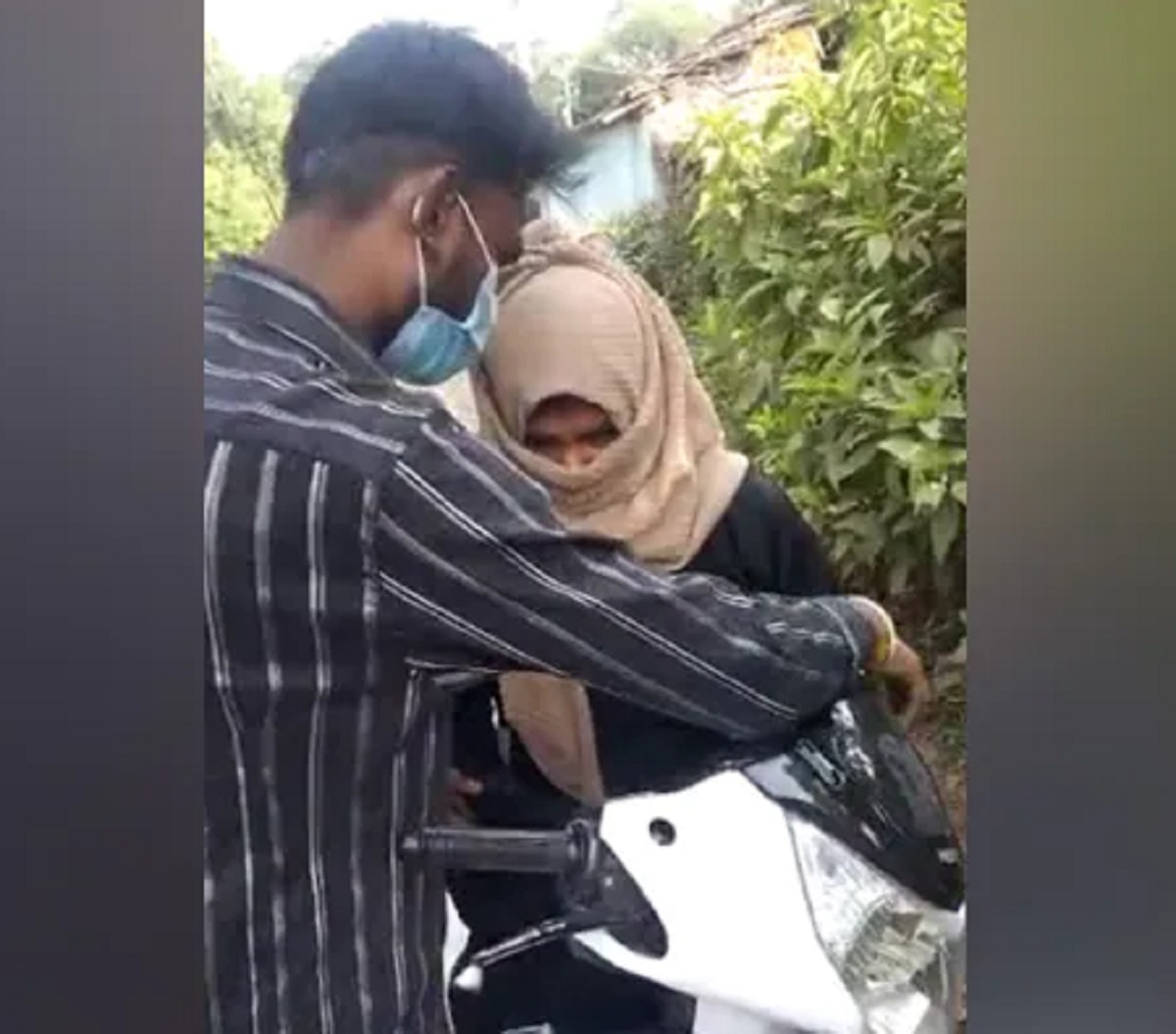 ভারতে স্কুটিচালক তরুণীকে হেনস্তা, জনসম্মুখে খুলে নেয়া হলো বোরখা (ভিডিও)