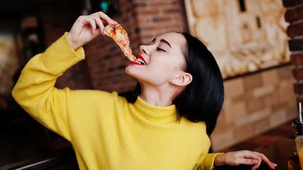 মেয়েদের পিৎজা খাওয়া, ছেলেদের চা পরিবেশনের দৃশ্য টিভিতে দেখানো নিষিদ্ধ ইরানে