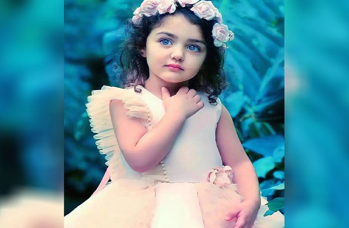 জানা গেলো নীল চোখের জনপ্রিয় এই খুদের পরিচয়