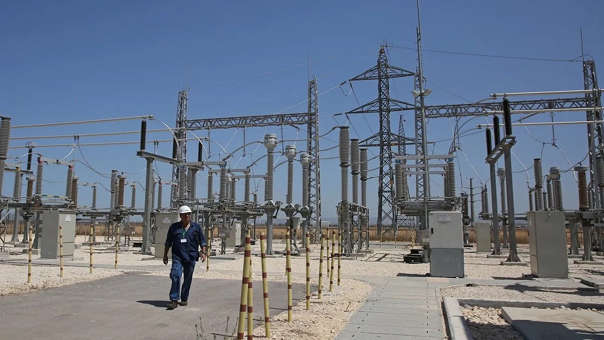 কবরস্থান গুড়িয়ে দেয়ার পর এবার পশ্চিম তীরে বিদ্যুৎ বিচ্ছিন্ন করছে ইসরায়েল