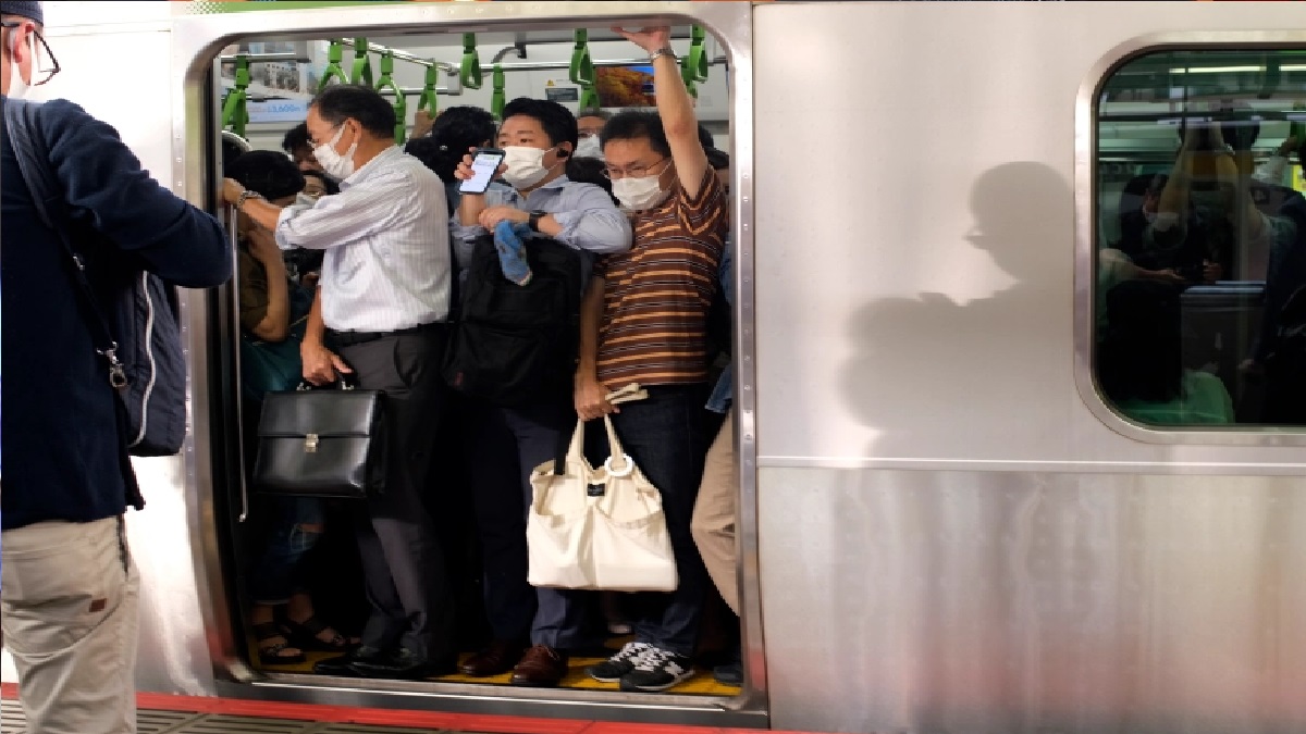 জোকারের পোশাক পরে ট্রেনে এলোপাতাড়ি ছুরিকাঘাত, আহত ১৭