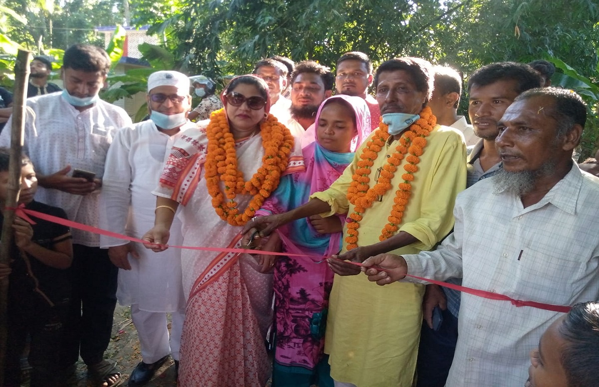 রাস্তা উদ্বোধন করলেন রিকশাচালকের স্ত্রী