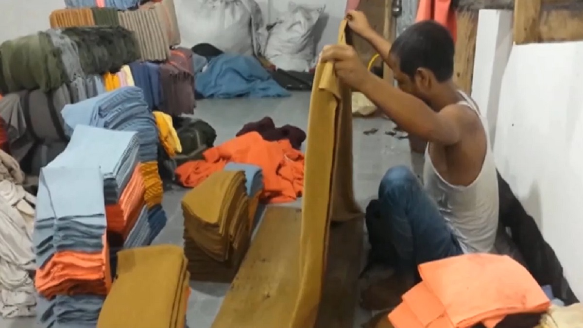 ঝুটের পোশাকে প্রাণ ফিরেছে পাবনার বিলুপ্তপ্রায় হোসিয়ারী শিল্পে