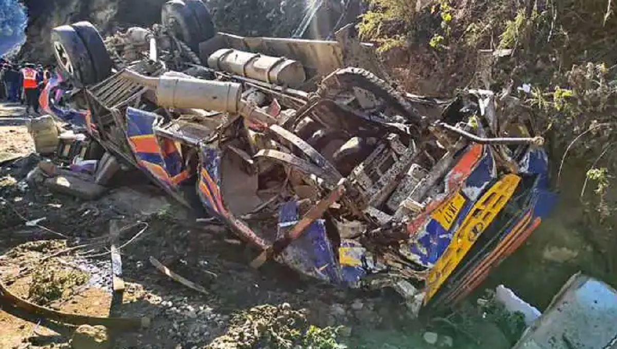 নিয়ন্ত্রণ হারিয়ে বাস খাদে, কাশ্মিরে নিহত ১১