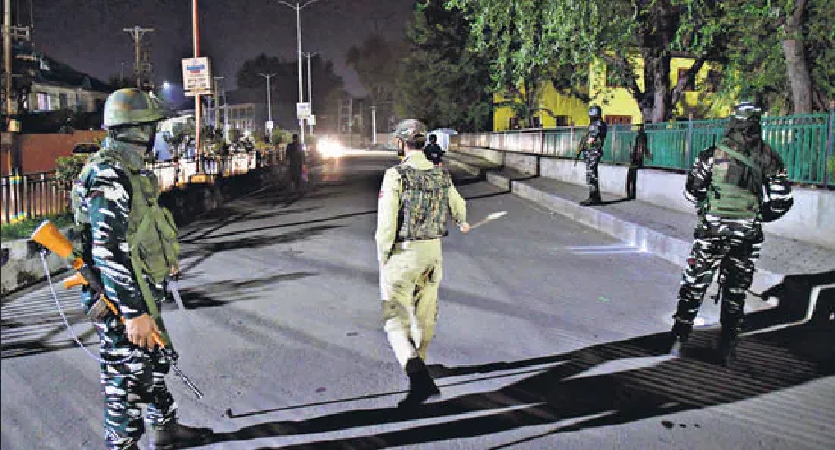 জম্মু কাশ্মিরে তিনটি পৃথক হামলায় রসায়নবিদসহ নিহত ৩