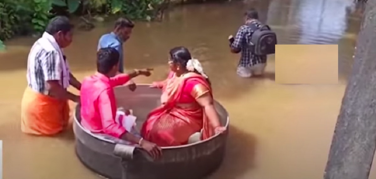 গামলায় চড়ে মন্দিরে বিয়ে করতে গেলেন বর-কনে