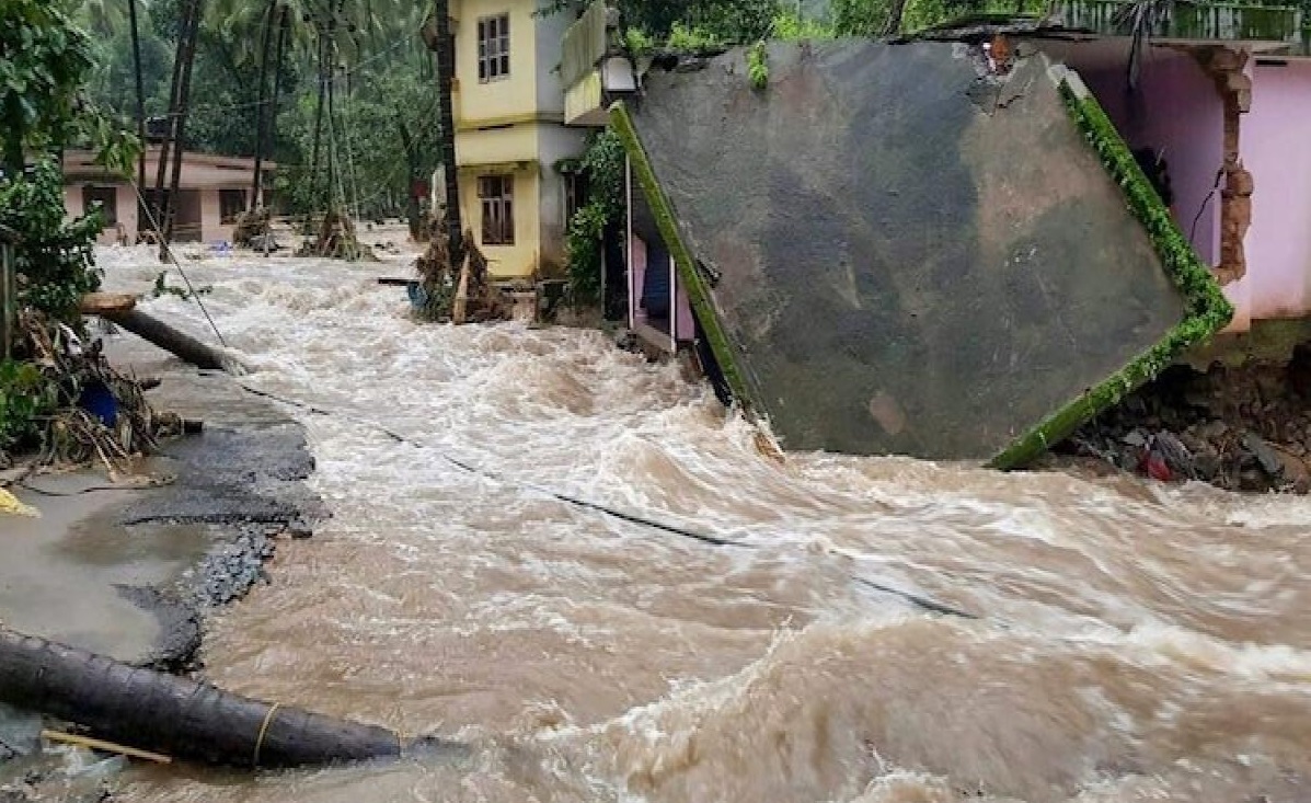 বৃষ্টিতেই বিপর্যস্ত কেরালা
