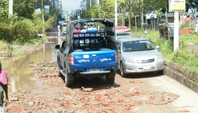 খুলনার দুই কর্তৃপক্ষের দ্বন্দ্বে তিন বছর ধরে অচলাবস্থা দু’টি সড়কের