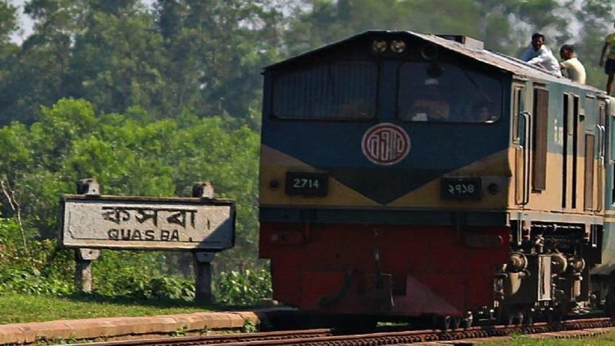 চট্টগ্রাম-ঢাকা-সিলেট রেল যোগাযোগ ব্যাহত, আটকা পড়েছে ৩টি ট্রেন