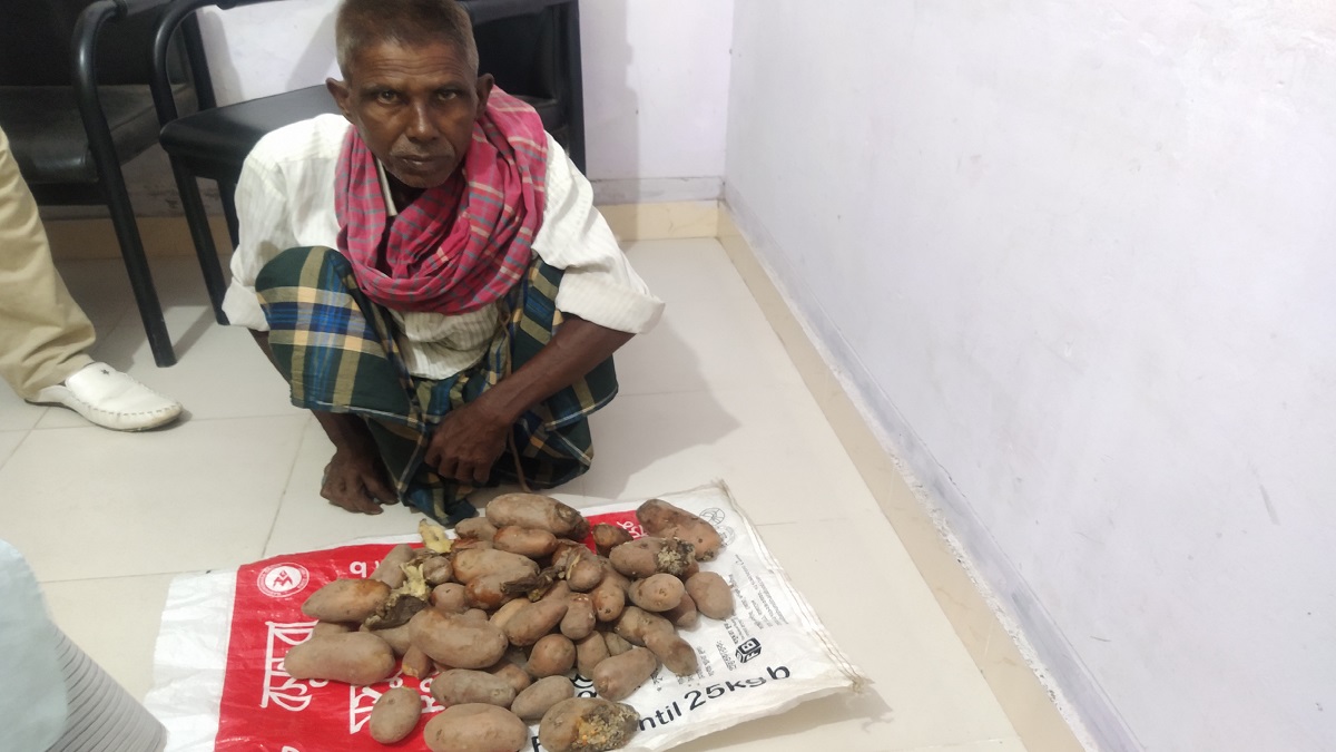 পূজায় পঁচা ত্রাণ দিলো প্রশাসন, ক্ষোভে ফেরত দিলেন গ্রহীতারা