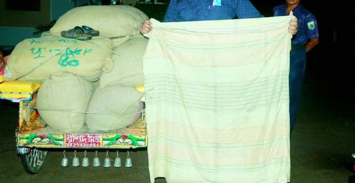 চোরাই চালসহ জনতার হাতে ইউপি সদস্য আটক, লুঙ্গি ফেলে উলঙ্গ অবস্থায় চম্পট