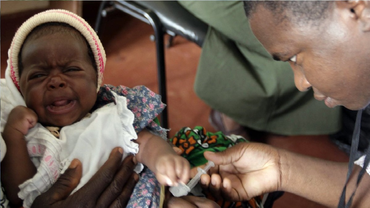 ১০০ বছর গবেষণার পর ম্যালেরিয়া ভ্যাকসিনের অনুমোদন দিলো বিশ্ব স্বাস্থ্য সংস্থা