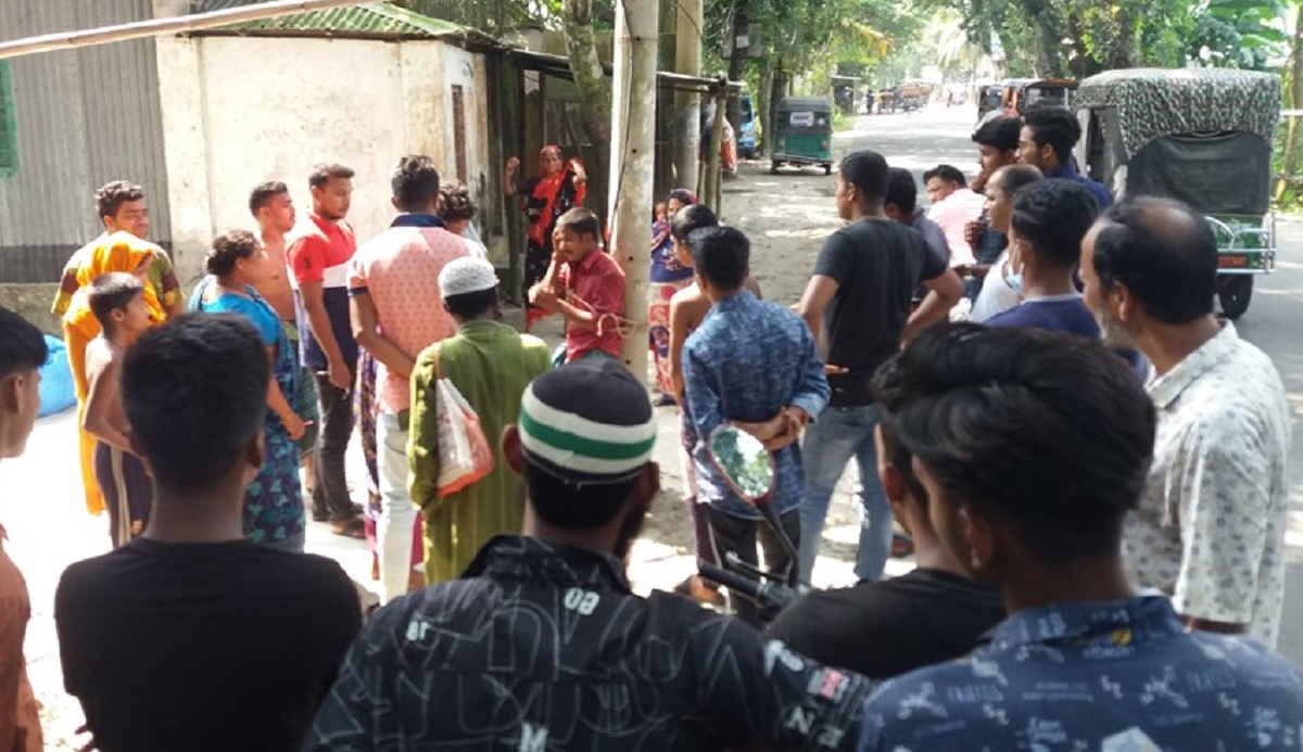 রিকশা চুরির অপবাদে বিদ্যুতের খুঁটিতে বেঁধে নির্যাতন