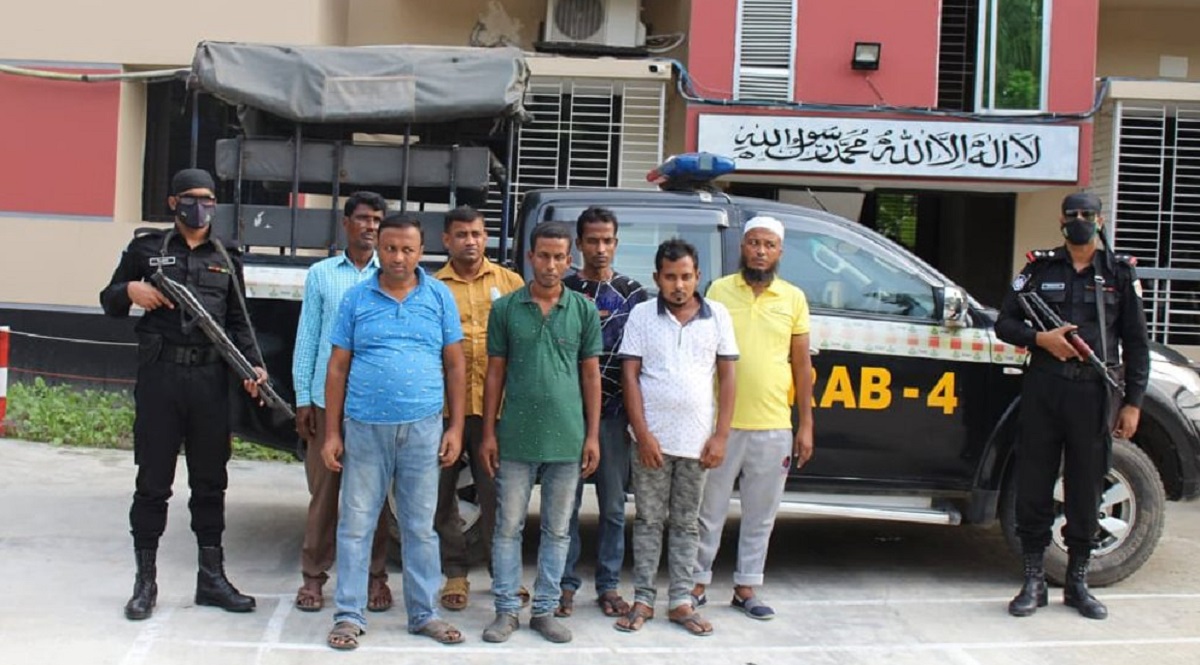 মানিকগঞ্জে পাসপোর্ট অফিস ও হাসপাতালে র্যাবের অভিযান, ১৬ জনের কারাদণ্ড